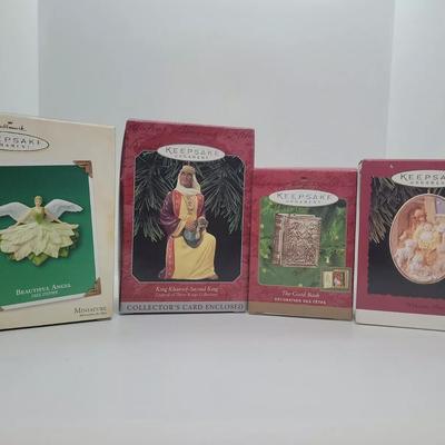 LOT:: 138 Hallmark Ornaments