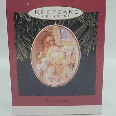 LOT:: 138 Hallmark Ornaments