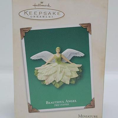 LOT:: 138 Hallmark Ornaments