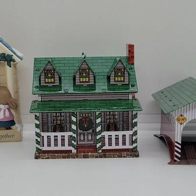 LOT:: 139 Hallmark Ornaments