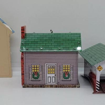 LOT:: 139 Hallmark Ornaments