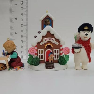 LOT:: 141 Hallmark Ornaments