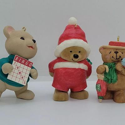 LOT:: 142 Hallmark Ornaments