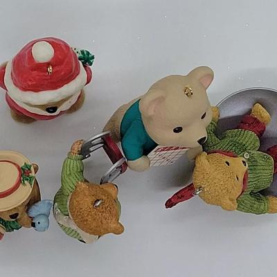 LOT:: 142 Hallmark Ornaments