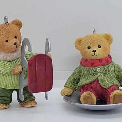 LOT:: 142 Hallmark Ornaments