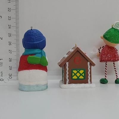 LOT:: 143 Hallmark Ornaments