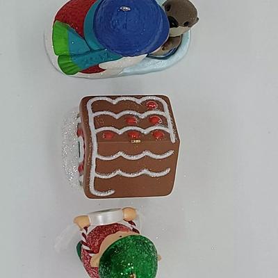 LOT:: 143 Hallmark Ornaments