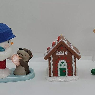 LOT:: 143 Hallmark Ornaments
