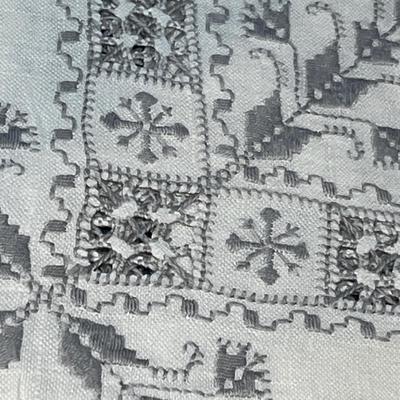 Lot 462 Silver & white linen table cloth