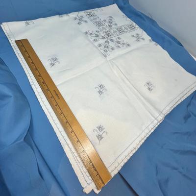 Lot 462 Silver & white linen table cloth