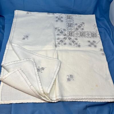 Lot 462 Silver & white linen table cloth