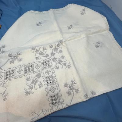 Lot 462 Silver & white linen table cloth
