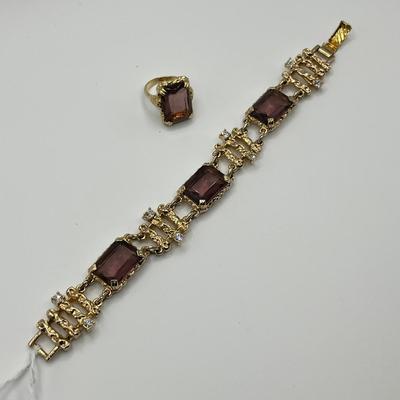 Lot 479 Unique Sarah Coventry Set