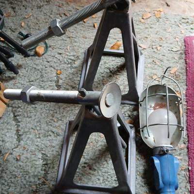 Four stabilizing Jacks - Jack stands with work light on long cord