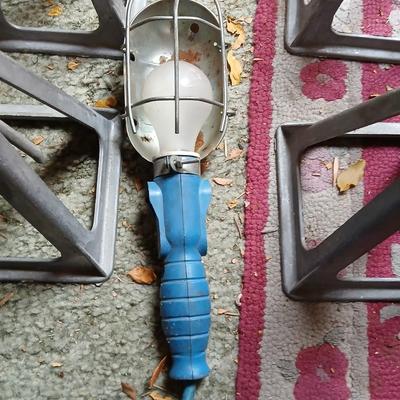 Four stabilizing Jacks - Jack stands with work light on long cord