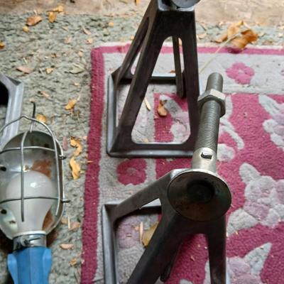 Four stabilizing Jacks - Jack stands with work light on long cord