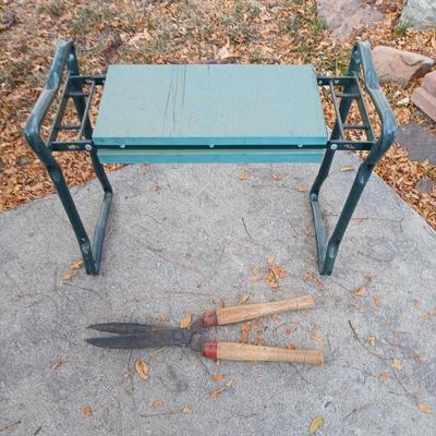 Garden spring bench with nippers