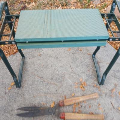 Garden spring bench with nippers