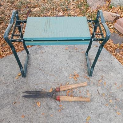 Garden spring bench with nippers