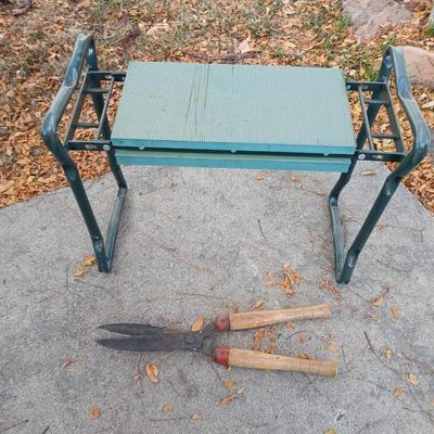 Garden spring bench with nippers