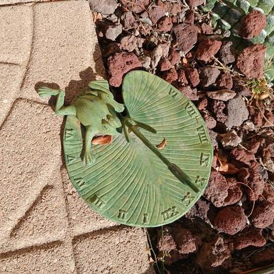 Patio light on stand with green frog sundial (2)