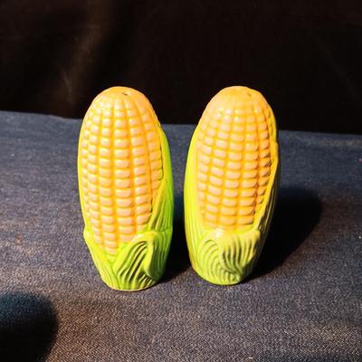 SALT & PEPPER SSHAKERS PLUS 2 RESIN PIGS