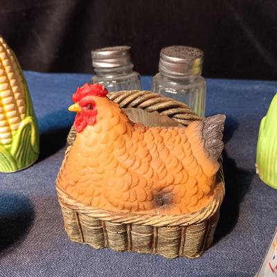 SALT & PEPPER SSHAKERS PLUS 2 RESIN PIGS