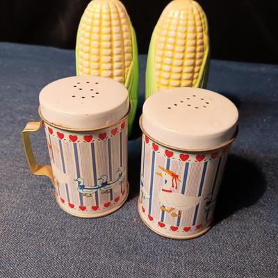 SALT & PEPPER SSHAKERS PLUS 2 RESIN PIGS