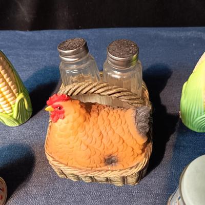 SALT & PEPPER SSHAKERS PLUS 2 RESIN PIGS