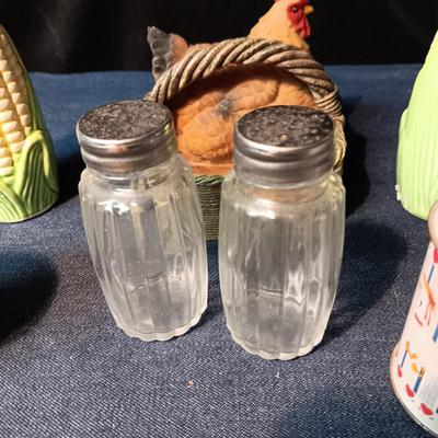 SALT & PEPPER SSHAKERS PLUS 2 RESIN PIGS