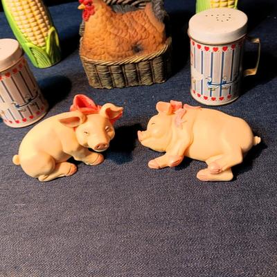 SALT & PEPPER SSHAKERS PLUS 2 RESIN PIGS