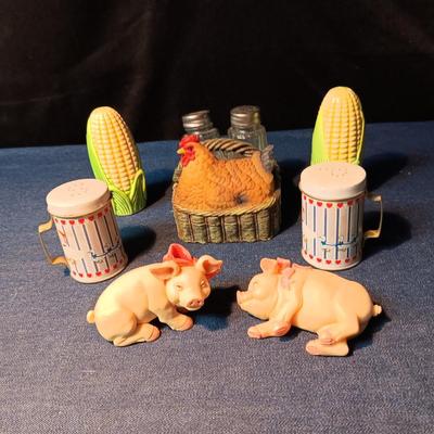 SALT & PEPPER SSHAKERS PLUS 2 RESIN PIGS