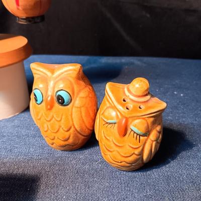 4 SETS OF SALT & PEPPRT SHAKERS