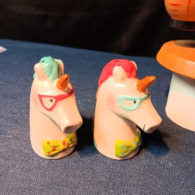 4 SETS OF SALT & PEPPRT SHAKERS