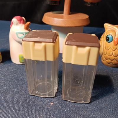 4 SETS OF SALT & PEPPRT SHAKERS