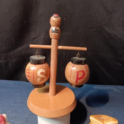 4 SETS OF SALT & PEPPRT SHAKERS