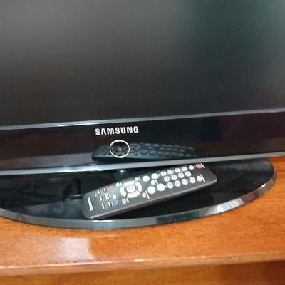 Samsung LN26A330 26" LCD HDTV with remote control