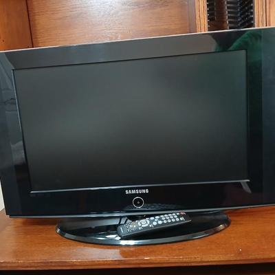 Samsung LN26A330 26" LCD HDTV with remote control