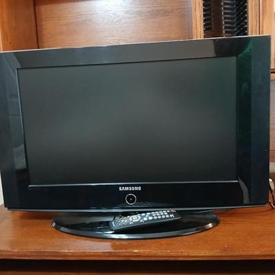 Samsung LN26A330 26" LCD HDTV with remote control
