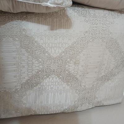 Queen comforter with three matching accent throw pillows and two Queen pillows