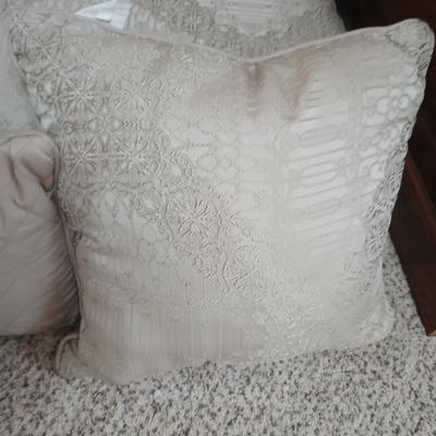 Queen comforter with three matching accent throw pillows and two Queen pillows
