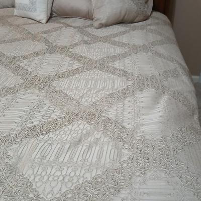 Queen comforter with three matching accent throw pillows and two Queen pillows