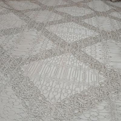 Queen comforter with three matching accent throw pillows and two Queen pillows