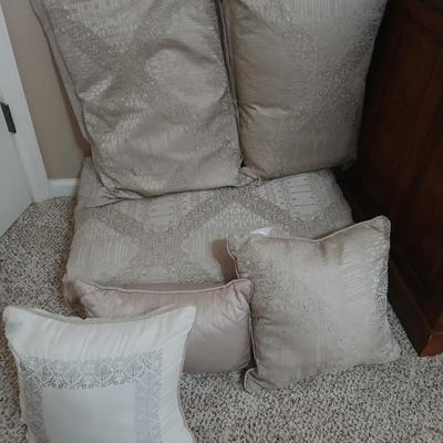 Queen comforter with three matching accent throw pillows and two Queen pillows