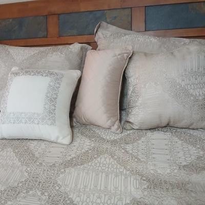 Queen comforter with three matching accent throw pillows and two Queen pillows