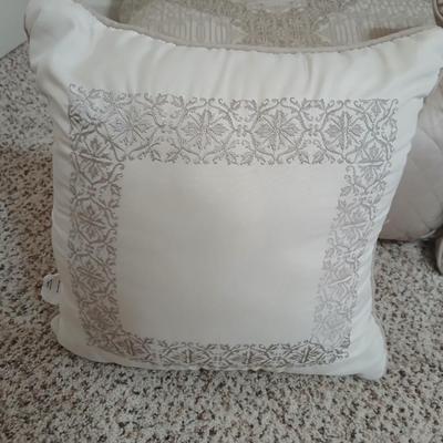 Queen comforter with three matching accent throw pillows and two Queen pillows