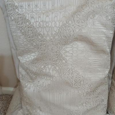 Queen comforter with three matching accent throw pillows and two Queen pillows