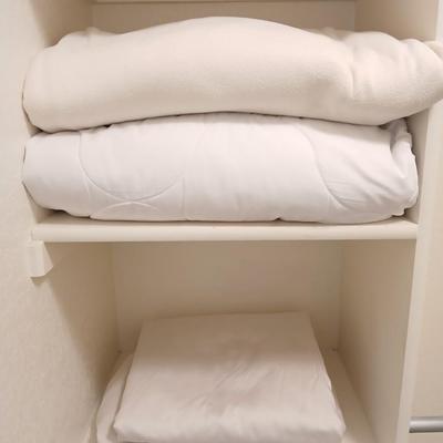 Queen sized Sonoma sheet set fitted sheet & flat sheet with Oeko-Tex blanket and a mattress pad