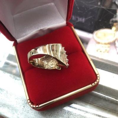 Gold diamond ring 14 k size 7 9.6g