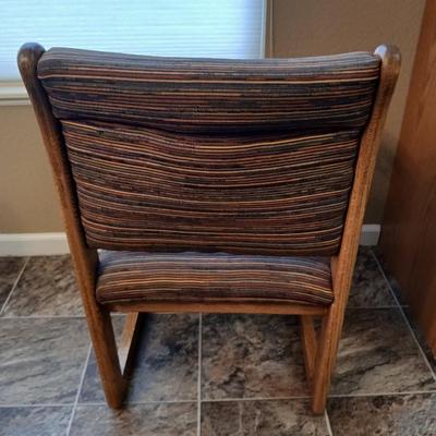 Beautiful slat oak dining room table with 4 upholstered chairs and 2 leaves